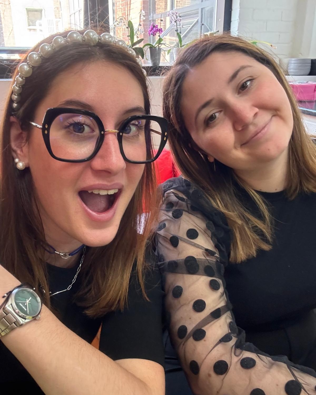 Deux étudiantes partagent un moment dans un café à Montréal.